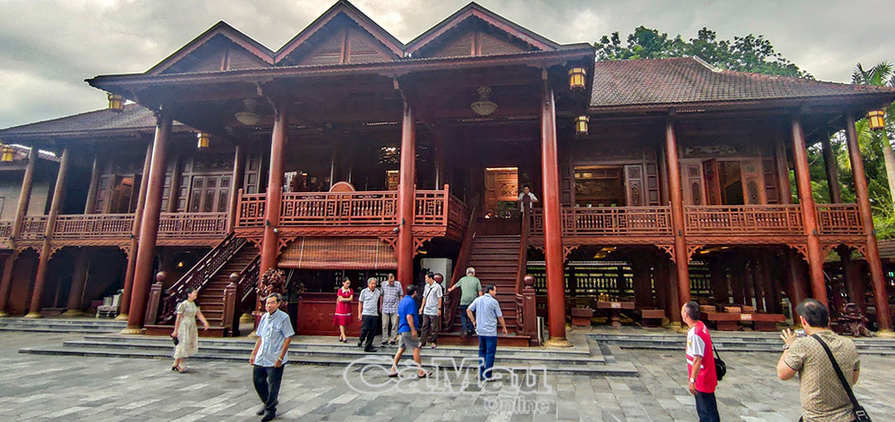 Ngôi nhà sàn gỗ lim nguyên khối lớn nhất Việt Nam