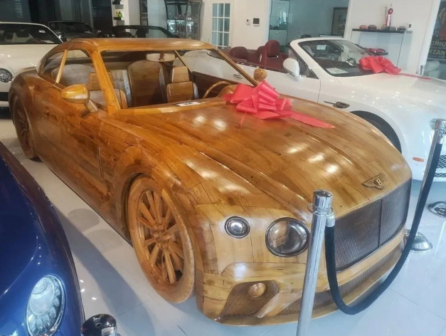 Chiếc Bentley tự chế bằng gỗ có giá đắt ngang xe thật