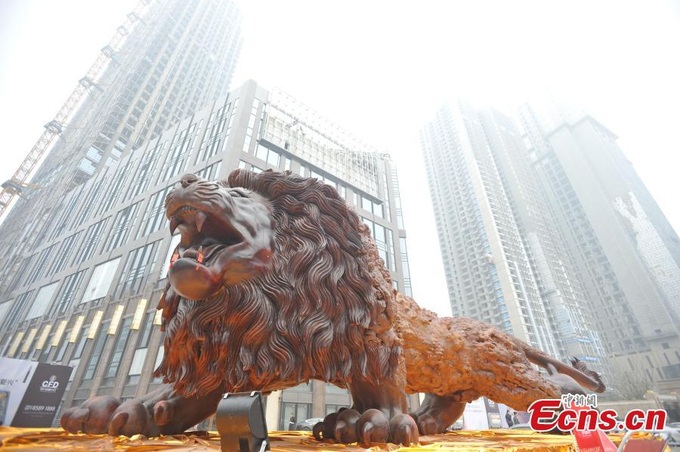Chiêm ngưỡng tượng sư tử khổng lồ làm từ gỗ nguyên khối lớn nhất thế giới